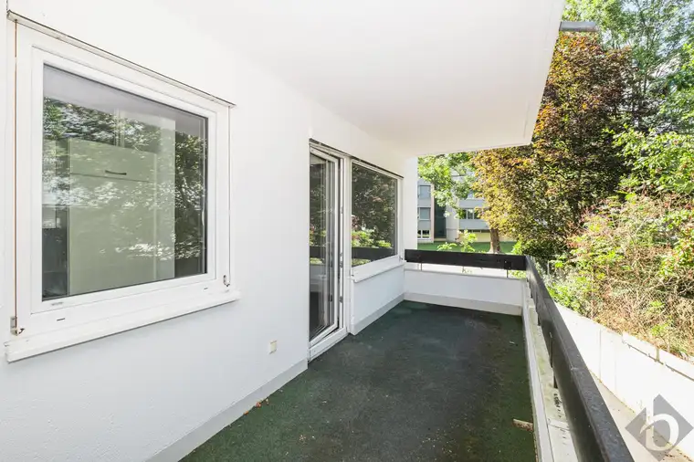 Aigen an der Salzach: Garconniere mit Stellplatz und XXL-Balkon