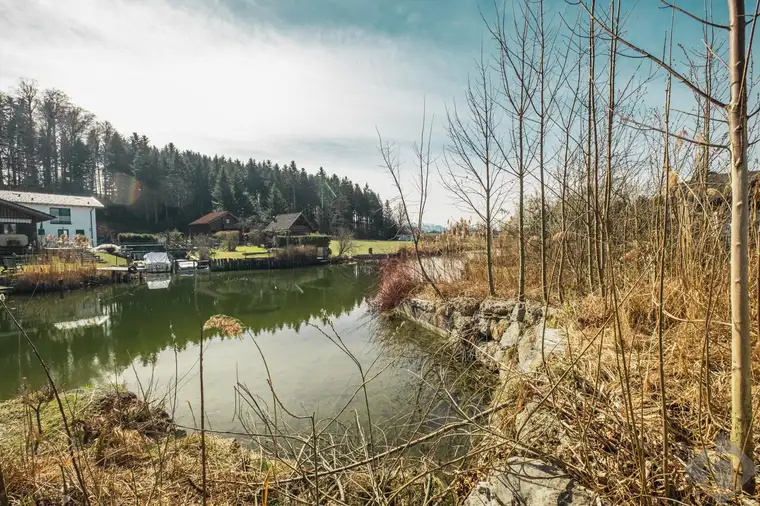 Naturlage an der Fischach: Baugrundstück mit bewilligtem Öko-Haus