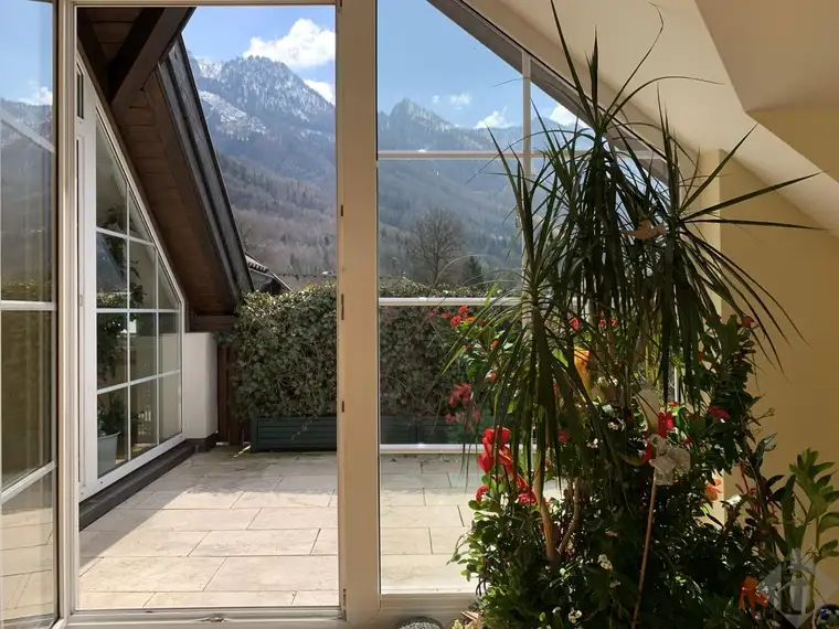 Stilvolle Dachterrassenwohnung in Glanegg – Hohe Räume &amp; traumhafter Untersbergblick