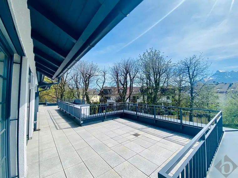 Riedenburg: Moderne Penthousewohnung mit weitläufiger Sonnenterrasse