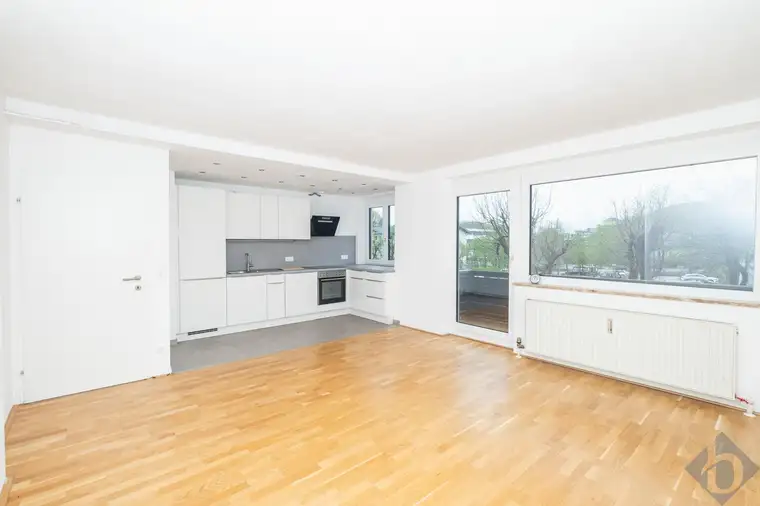 Aufwändig sanierte Vierzimmerwohnung mit Balkon und Parkplatz