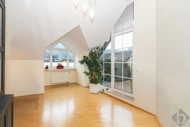 Stilvolle Dachterrassenwohnung in Glanegg – Hohe Räume &amp; traumhafter Untersbergblick