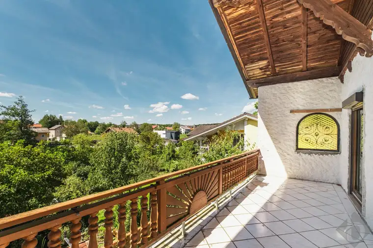 Fertigmachen und Einziehen: Teilsaniertes Haus mit viel Fläche in St. Pantaleon