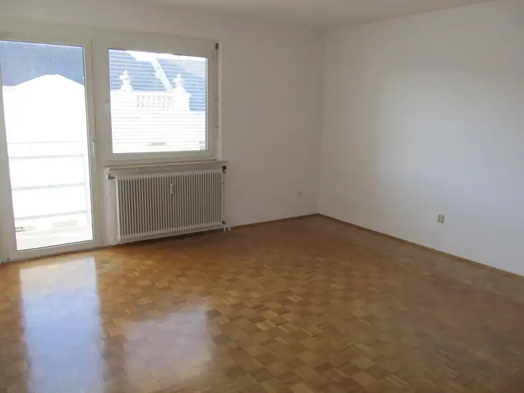 TOPPREIS !!! SONNIGE 3-ZIMMER-ETW MIT LOGGIA UND BLICK AUF DEN SCHLOSSBERG - ANGRENZEND AN DEN OEVERSEEPARK
