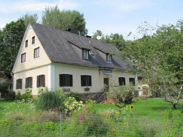 * LANDHAUS IN ABSOLUTER RUHELAGE *