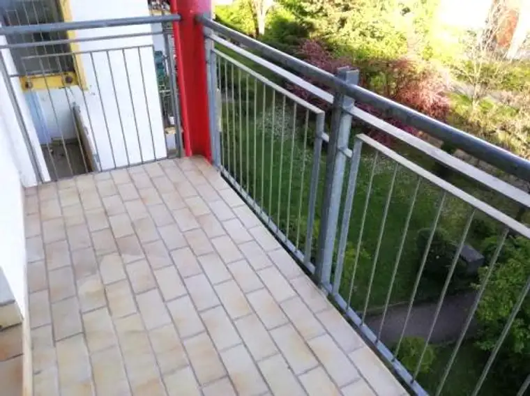Ruhiger 2 ZIMMER-NEUBAU + sonniger Süd-Balkon + extra Küche möbliert + Lift + TG + nähe TU-Inffeld!