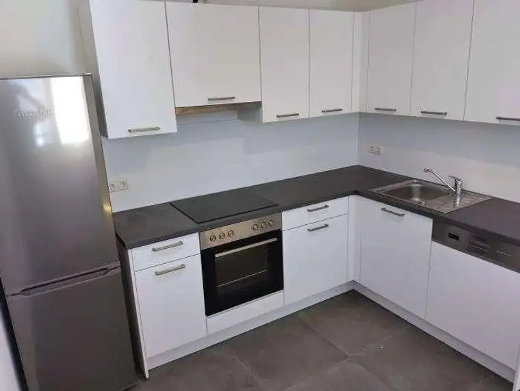 Ruhiger 2 ZIMMER-NEUBAU + Süd-Balkon 6,5m² + extra Küche möbliert + Bad mit Wanne + extra WC + Lift!