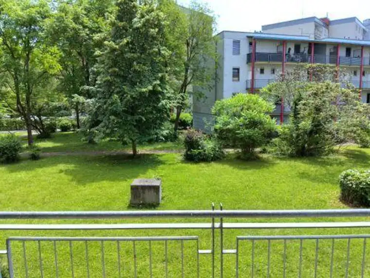 Erstbezug: Ruhiger 2 ZIMMER-Neubau, Süd-Balkon, Küche neu möbliert, neue Sanitäranlagen, Lift, TG!