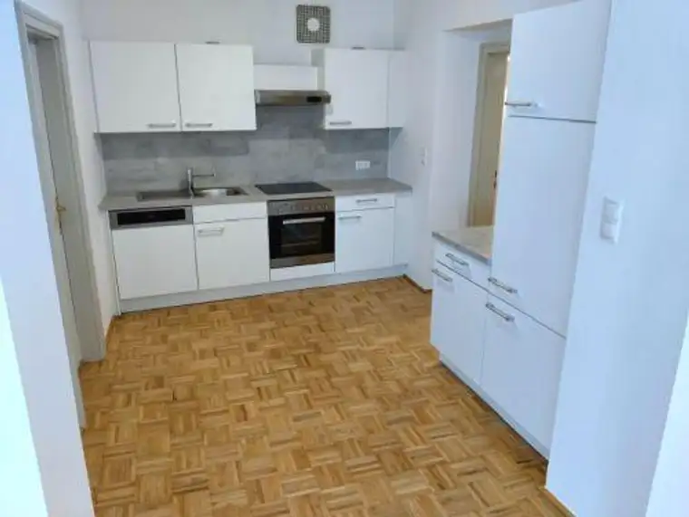 2er-WG: 3 ZIMMER-Altbau + neuwertige Küche + neuwertige Sanitäranlagen (Bad + WC) + nähe Kunsthaus!