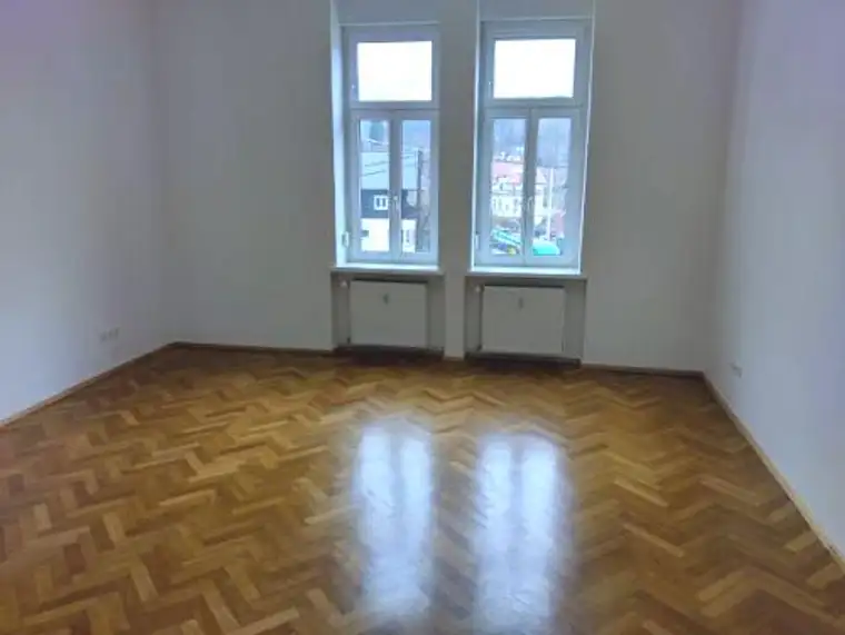 Sonniger 2 ZIMMER-Altbau + extra Küche möbliert + größeres Bad mit Dusche/WC/Fenster + nähe KF-Uni!