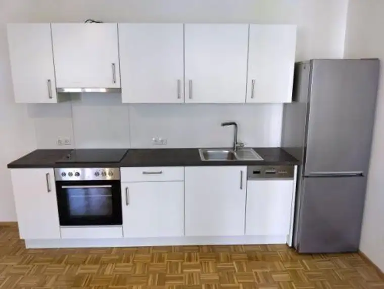 Sanierter 2 ZIMMER-NEUBAU + ruhiger West-Balkon 5m² + neue Einbauküche + Lift + nähe Hauptbahnhof!