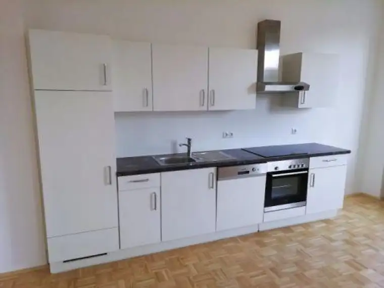 Gösting: 3 ZIMMER-Wohnung + neuwertige Einbauküche + Bad mit Wanne + extra WC + Lift + TG-Platz!