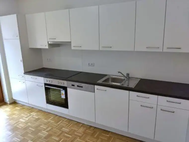 Erstbezug: 2 ZIMMER-Neubau, ruhiger Süd-Balkon, Küche neu möbliert, neue Sanitäranlagen, Lift, TG!