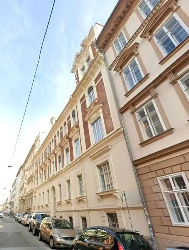 Erstbezug: 5 ZIMMER-Altbau, ruhiger Süd-Balkon, extra Küche neu möbliert, neue Sanitäranlagen!