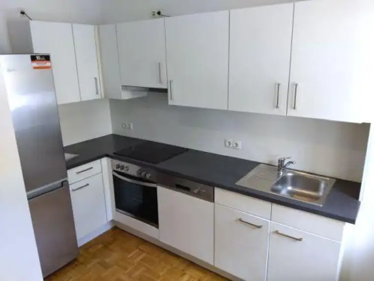 Neuwertiger 2 ZIMMER-Altbau + extra Küche möbliert mit Fenster + Bad mit Dusche/Fenster + extra WC!
