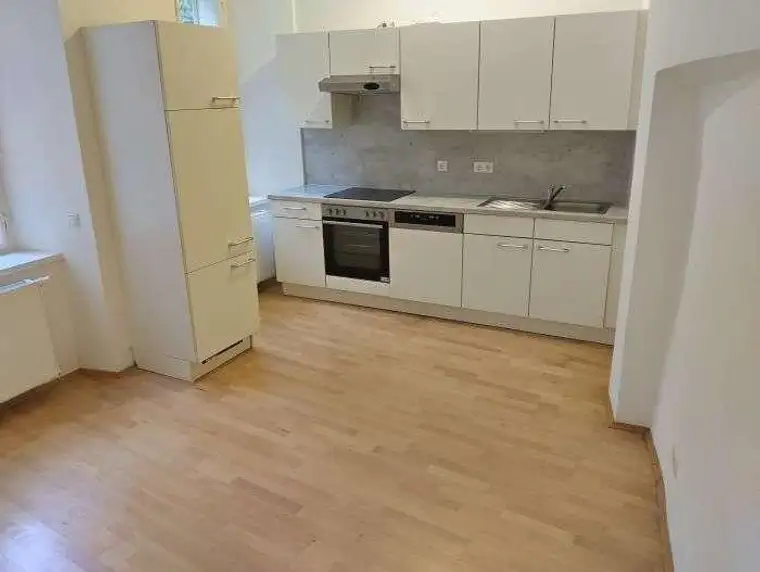 Jakomini: 3 ZIMMER-Altbau, extra Wohnküche möbliert, Bad mit Dusche / WC und Fenster, WG-tauglich!