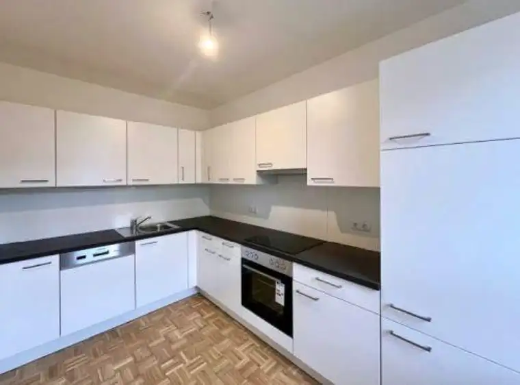 Erstbezug: Ruhige 3 ZIMMER-Maisonette, Balkon, extra Küche neu möbliert, neue Sanitäranlagen, TG!