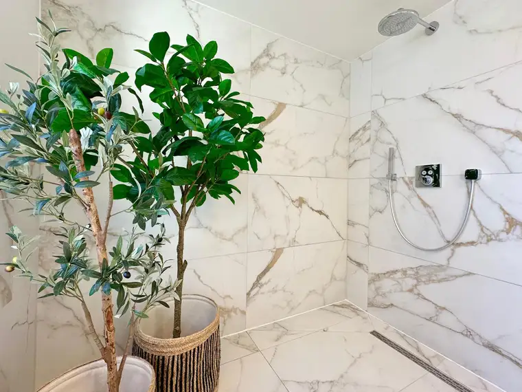 Zum Baden verführt im Carrara Marmor Traum