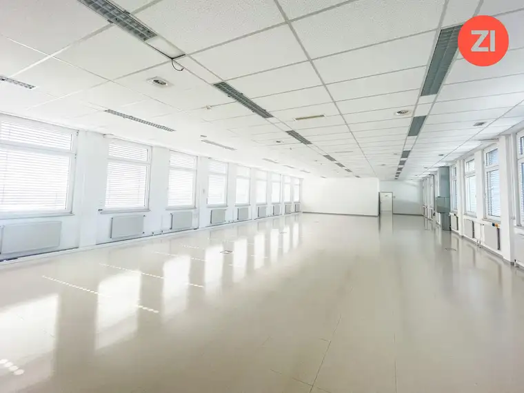 Leonding: Beeindruckende Büro - &amp; Lagerflächen Betriebskantine . Fitnesscenter . Parkplätze