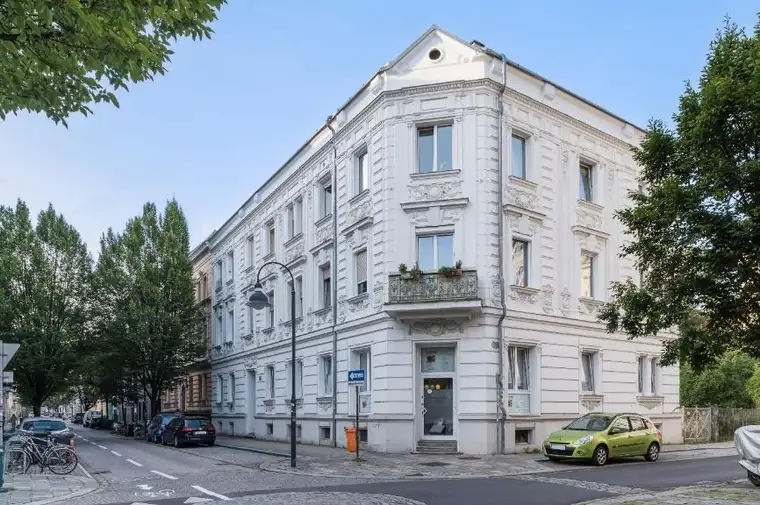 EHRWÜRDIGES, DENKMALGESCHÜTZTES ZINSHAUSAM LINZER SÜDBAHNHOFMARKT