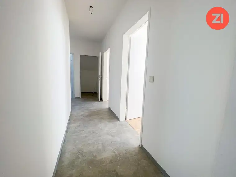 Geförderte 3- Zimmer Dachgeschoss-Wohnung inkl. Loggia und Stellplatz! Einbau einer Küche möglich