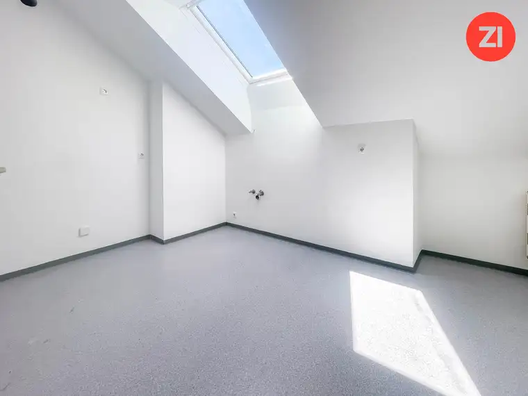Tolle 3- Zimmer Wohnung inkl. Loggia und Stellplatz! Einbau einer Küche möglich