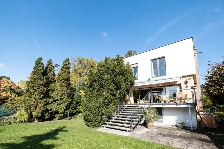 PÖTZLEINSDORFER SCHLOSSPARK/SCHAFBERG: Gepflegte, großzügige Villa aus den 70ern mit schönem Garten und Ausblick