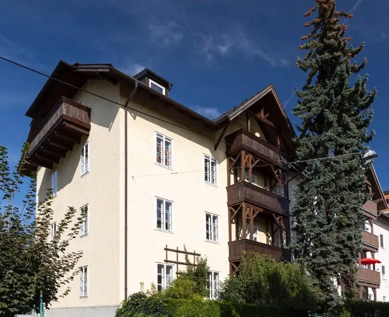 ELISABETHVORSTADT: Traumhaftes Loft (2,5 Zimmer) in Ceconi-Villa mit Balkonen und Gebirgsblick