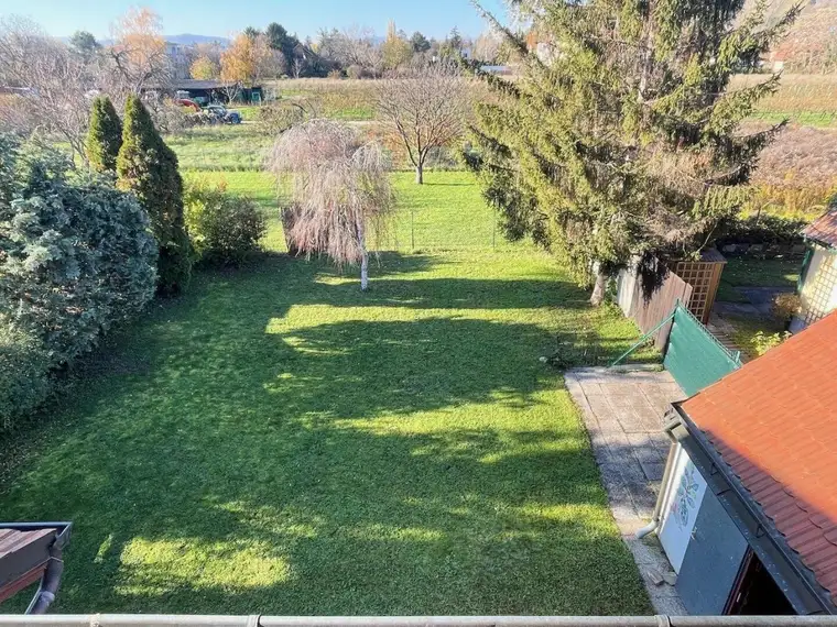 STREBERSDORF/NÄHE DE LA SALLE-SCHULE: Charmante Einfamilien-Villa mit schönem Garten