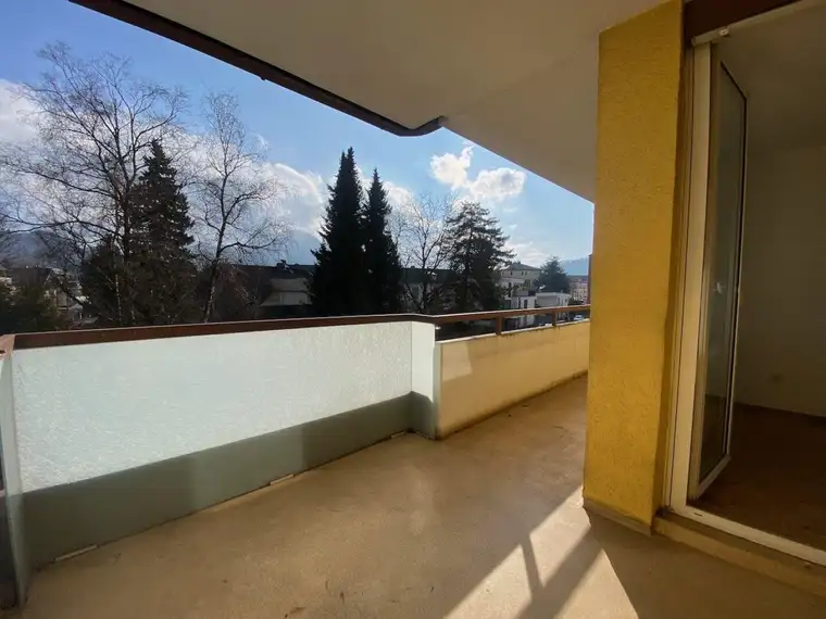 NÄHE STADTZENTRUM/BAHNHOF: Perfekt eingeteilte sonnige 4-Zimmer-Wohnung mit großer Loggia, Tiefgaragenplatz am Naherholungsgebiet
