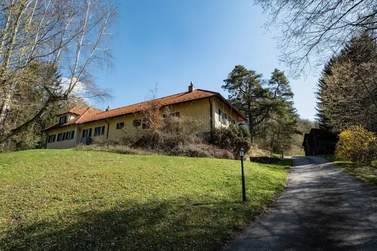 NÄHE WIEN: Gepflegte Landhausvilla mit Einliegerwohnung, Pool, ca. 27.640 m² Grund