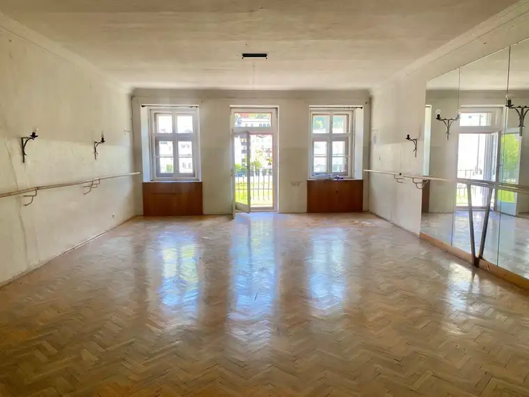 MITTEN IN DER ALTSTADT: SALON MIT SALZACHBLICK - 5-Zimmer-Altbau-Etage mit besonderem Charme