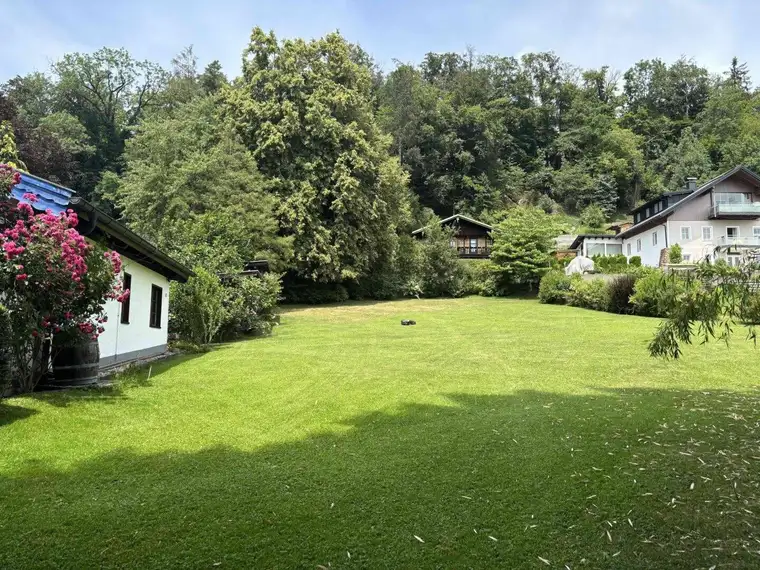 MATTSEE: GRUNDSTÜCK FÜR LANDHAUSVILLA ODER DOPPELHAUS MIT SEEBLICK