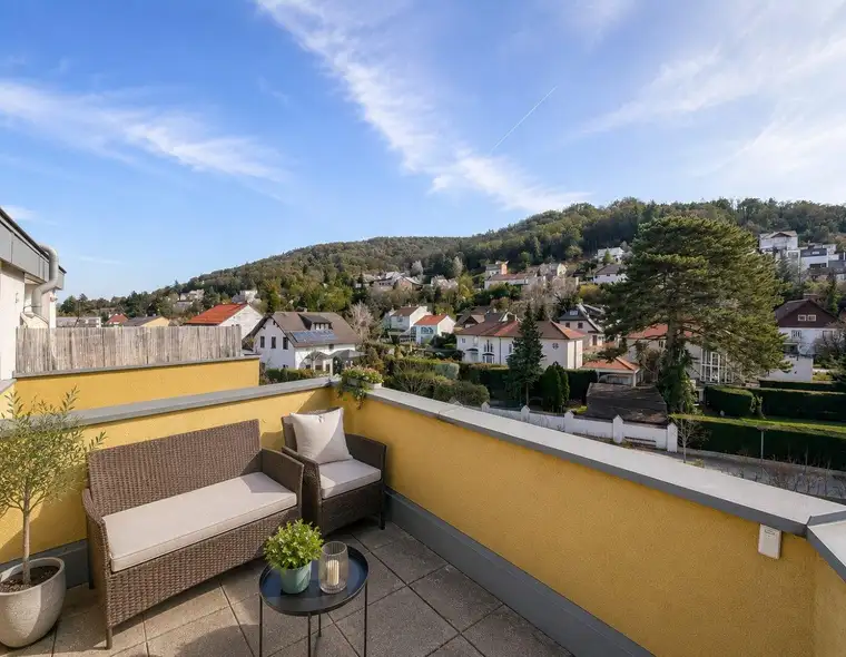 KLOSTERNEUBURG: Gemütliche, sonnige 2-Zimmer-Wohnung mit schönem Balkon und Grünblick