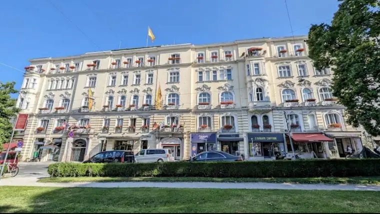 MAKARTPLATZ NEBEN HOTEL BRISTOL: Exklusive Boutique für höchste Ansprüche