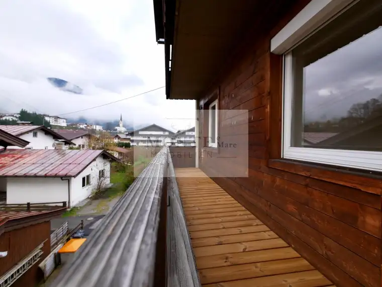 Großzügig geschnittene Wohnung mit herrlichem Bergblick in zentrumsnaher Lage und zwei Balkonen