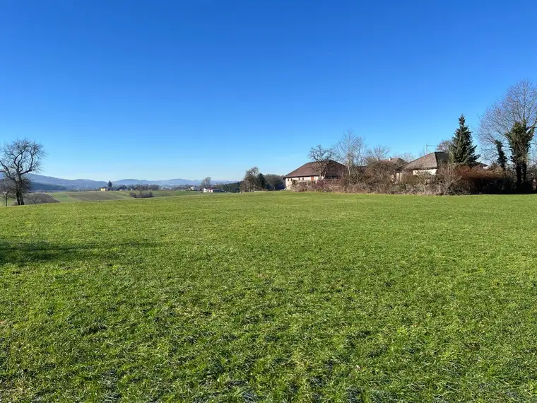 Sonnige voll aufgeschlossene Baugrundstücke, ohne Bauzwang mit ca. 758 m² Fläche in Regau / Hinterbuch (Gst. 4)