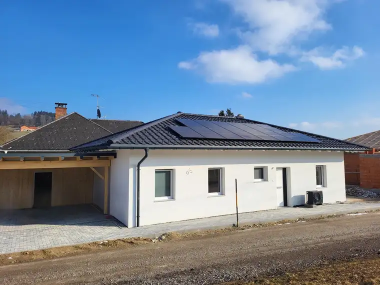 SCHNELLBEZUG! Exklusiver Neubau Bungalow mit XL-Terrasse, Erstbezug, Photovoltaikanlage &amp; Doppelcarport in Ampflwang am Hausruck