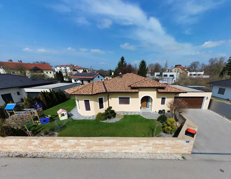 Exklusiver Bungalow im Toskana Stil mit Terrasse, Traumgarten und Doppelgarage in Marchtrenk