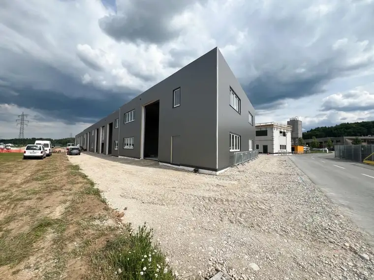 Betriebs-/ Produktions- oder Lagerhallen von 44 - 224 m² Fläche, Ihr neuer 1A Standort ab Herbst 2025 im BUSINESS PARK REGAU (Top 08a)