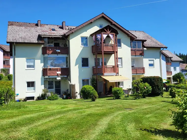 RESERVIERT! Koffer packen und einziehen! Gepflegte 3-Zimmer Wohnung mit Sonnenloggia und Grünblick in Lenzing / Attersee Nähe