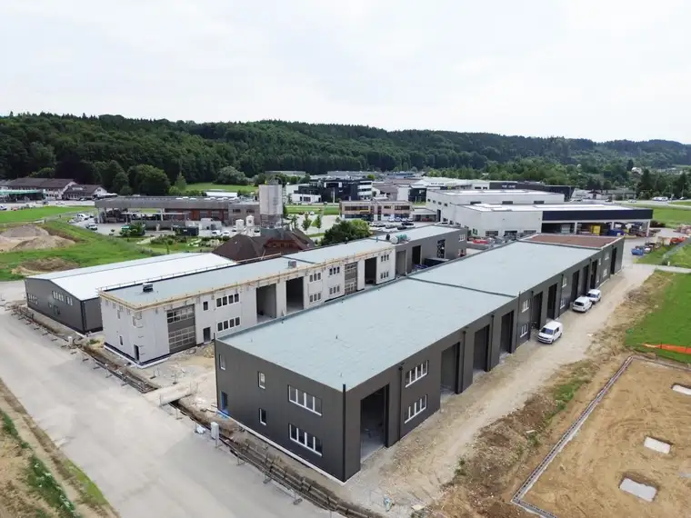 Betriebs-/ Produktions- oder Lagerhallen von 44 - 224 m² Fläche, 1A Standort ab Herbst 2025 im BUSINESS PARK REGAU (Top 07b)