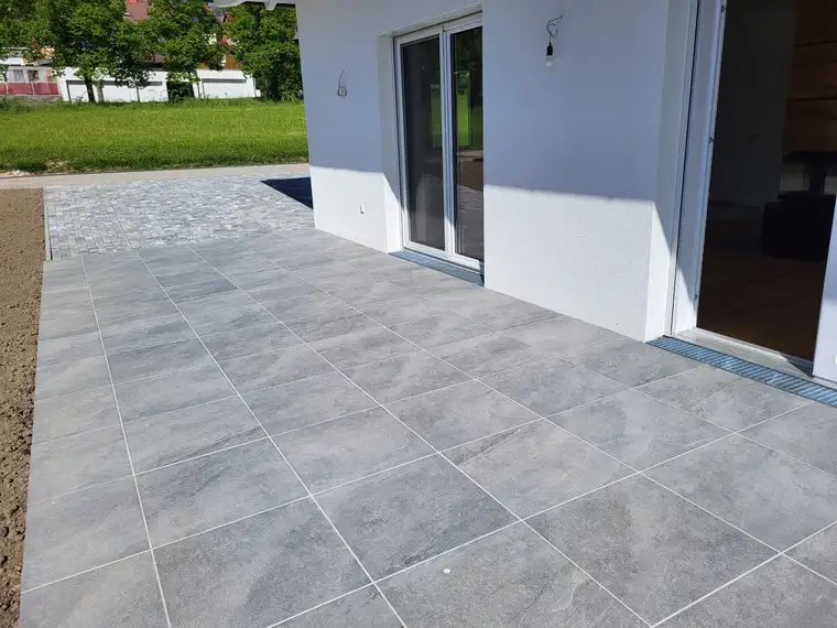 RESERVIERT! Schnellbezug! Exklusiver Neubau Bungalow mit XL-Terrasse, Erstbezug, Photovoltaikanlage &amp; Doppelcarport in Ampflwang am Hausruck