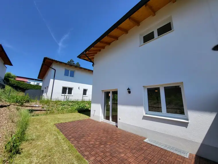 Luxuriöser Wohntraum! Neubau-Doppelhaushälfte mit Einzelgarage zum Sofortbezug in Oberndorf bei Schwanenstadt