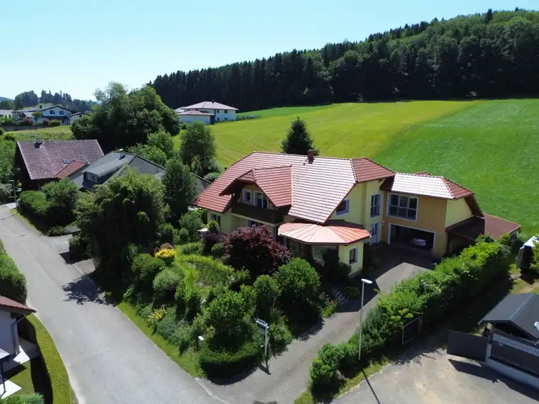Traumhaus mit 2 XL Terrassen ,idyllischem Garten, Biotop, Einliegerwohnung, Doppelgarage Carport nur ca. 5 km zum Attersee St. Georgen