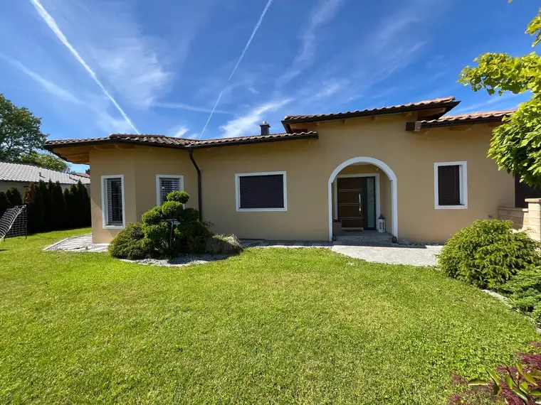 Exklusiver Bungalow im Toskana Stil mit Terrasse, Traumgarten und Doppelgarage in Marchtrenk