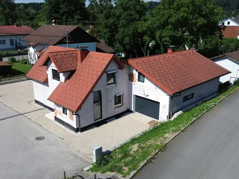 Renoviert, belagsfertig &amp; bereit für Ihre Ideen! Einfamilienhaus mit Garten, Sonnenterrasse und Doppelgarage in Timelkam - BIETERVERFAHREN