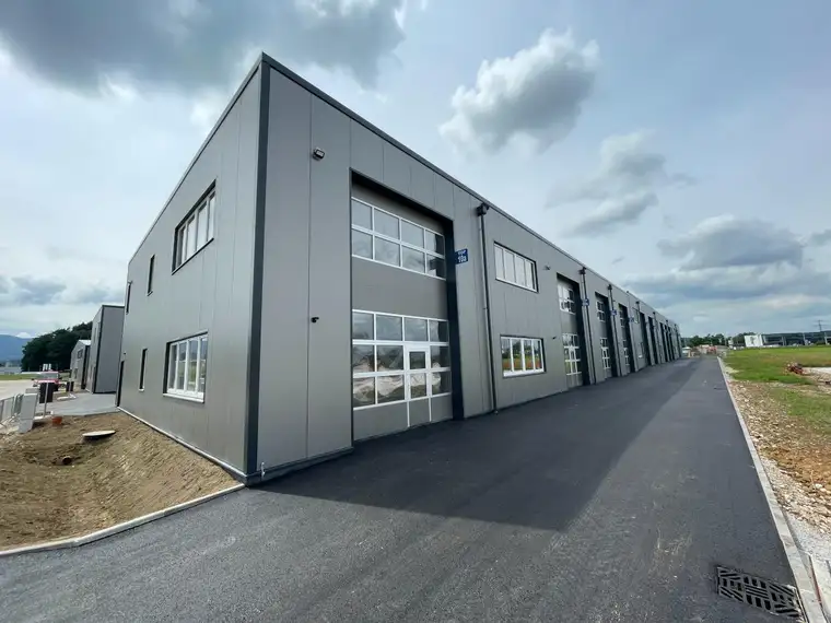 START YOUR OWN BUSINESS! Gewerbehallen mit Flächen von 44 - 224 m² zu vermieten, 1A Standort ab Herbst 2025 im BUSINESS PARK REGAU (Top 05a)
