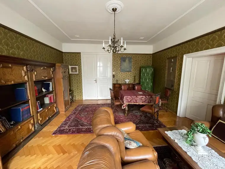 RESIDENZ MIT POTENTIAL Altstadtvilla mit 6 Wohneinheiten, Souterrain, Innenhof, Balkone und ausbaubarem DG in 1A Traumlage im Zentrum von Wels