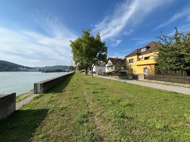 TELL US YOUR PRICE! Idyllisches Haus mit 2 Wohneinheiten im Dornröschenschlaf in einzigartiger Lage an der Donau Persenbeug Zentrum